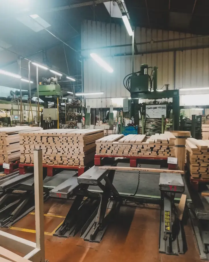 Ligne de sciage et de transformation du bois en usine.
