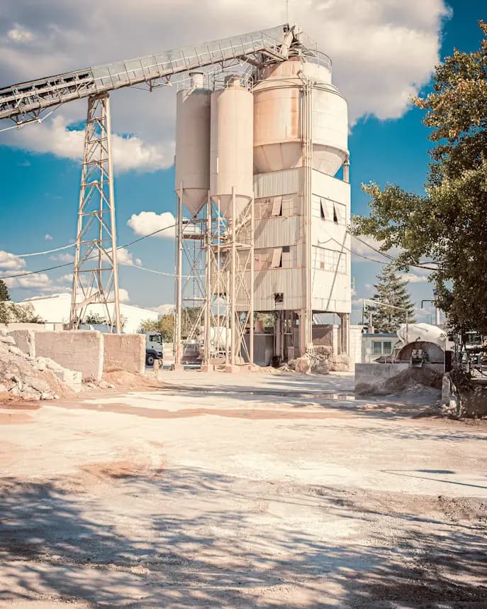 Centrale de production d’enrobés : silos et stockage de granulats.