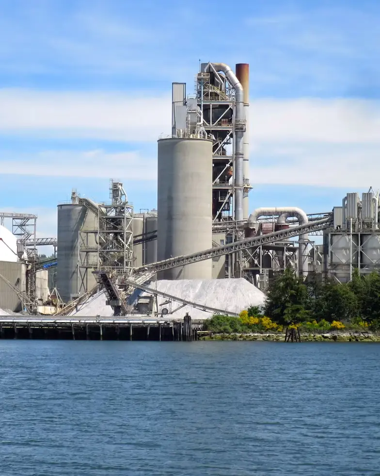 Cimenterie : silos et tour de préchauffage.