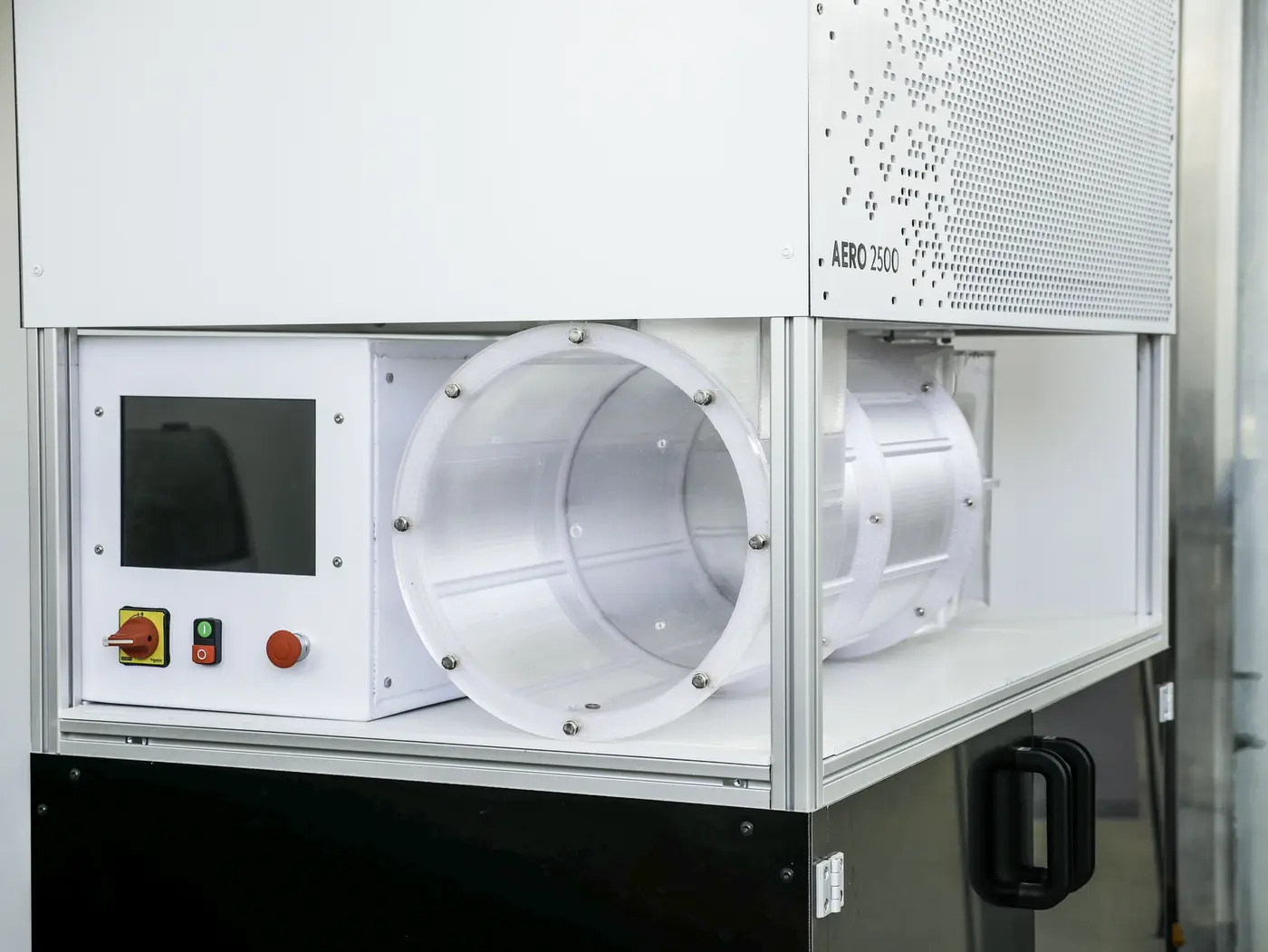 Banc d’essai AERO 2500 : pupitre de commande et contacteur transparent de filtration par voie humide.